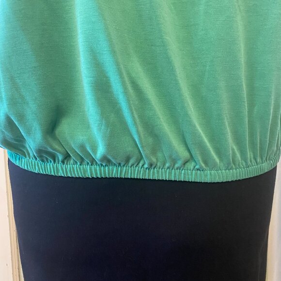 Green Envelope Ruched/Cap-sleeve Top - Picture 4 of 4